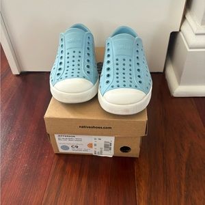Blue Jefferson natives- size 9c. Barely worn!